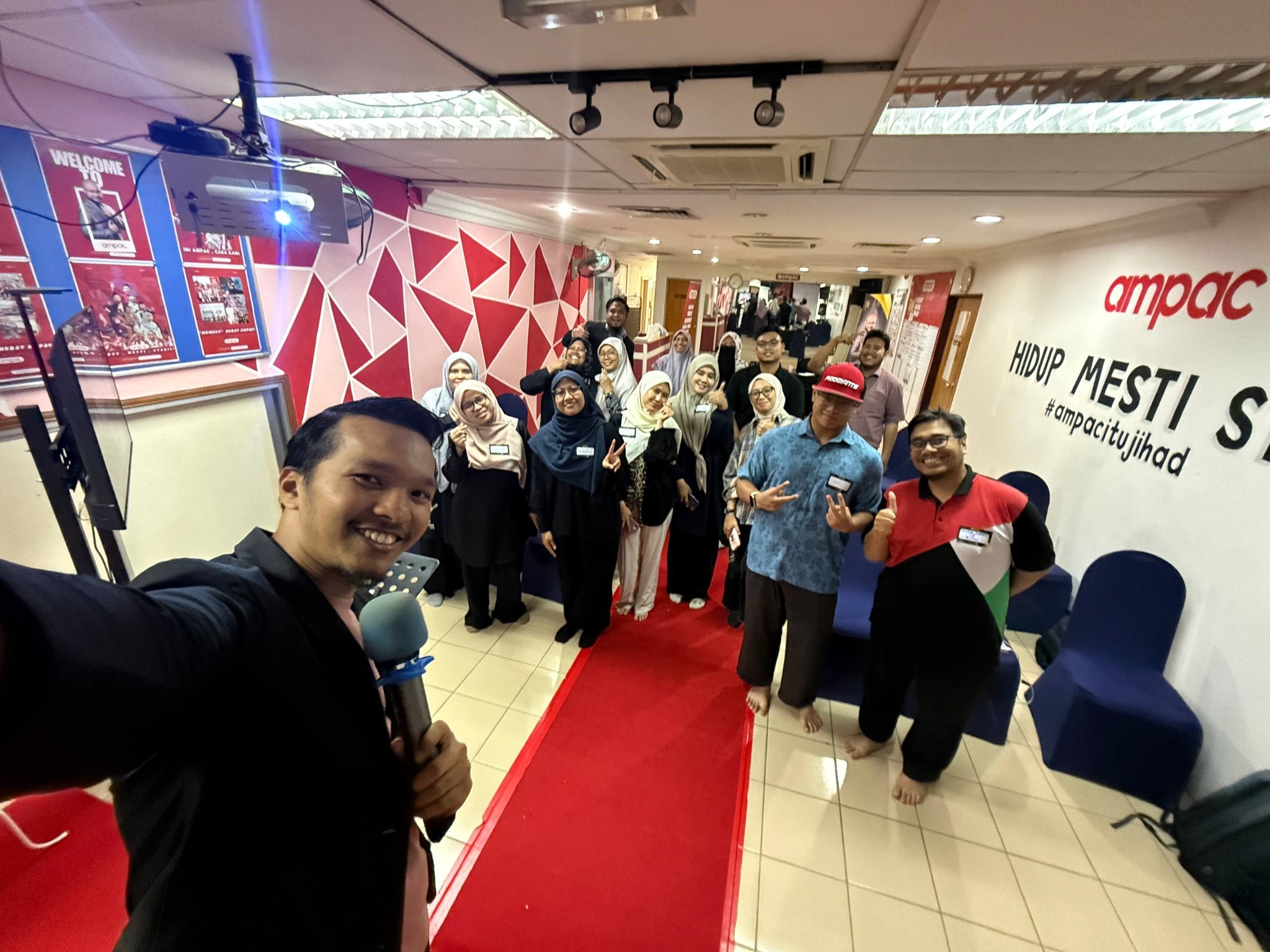 Peserta berlatih smartphone videography