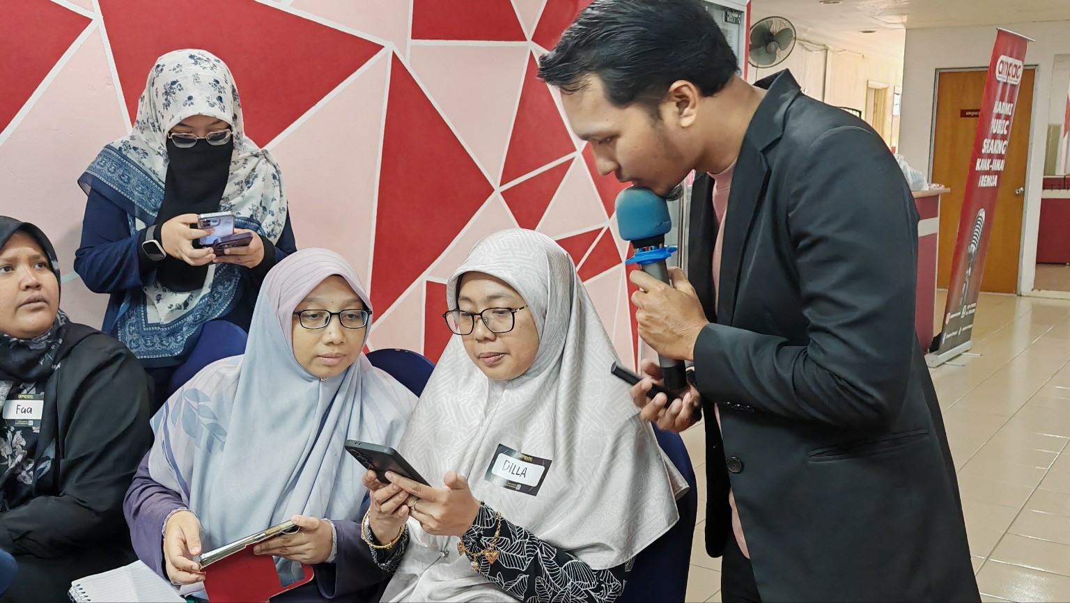 Coach Haff membimbing peserta corporate content workshop