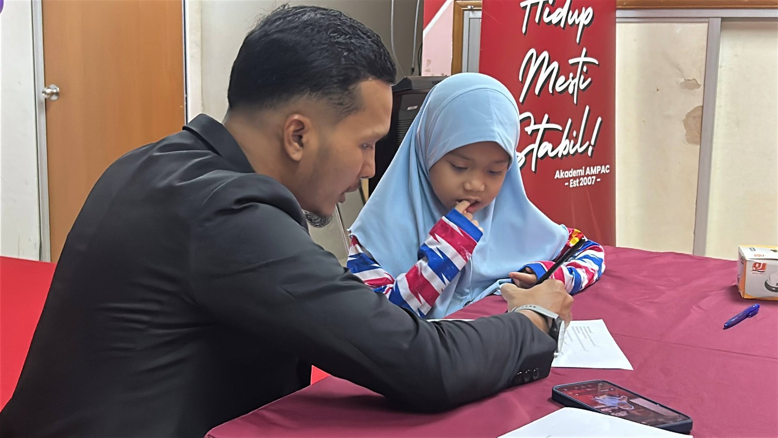 Coach Haff membimbing pelajar dalam sesi one to one