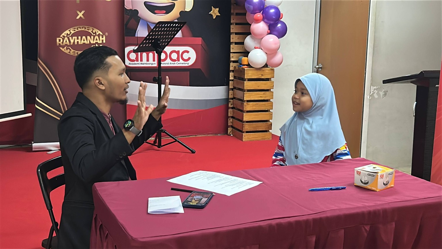 Coach Haff berinteraksi dengan pelajar dalam sesi latihan