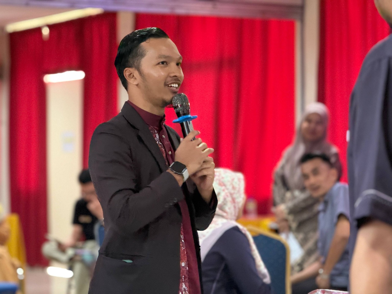 Coach Haff mengendalikan latihan