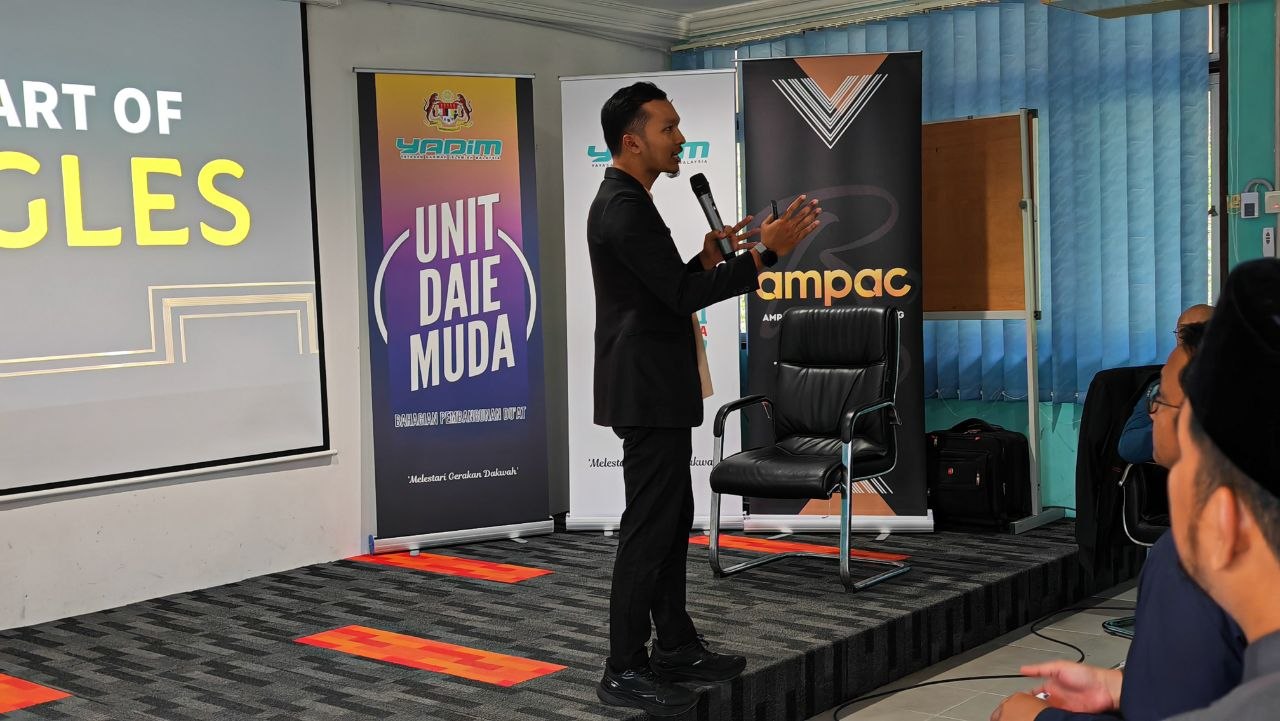 Coach Haff training di hadapan peserta